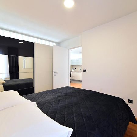 Lavir Apartment With Parking Zagreb Bagian luar foto