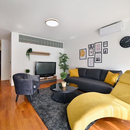 Lavir Apartment With Parking Zagreb Bagian luar foto
