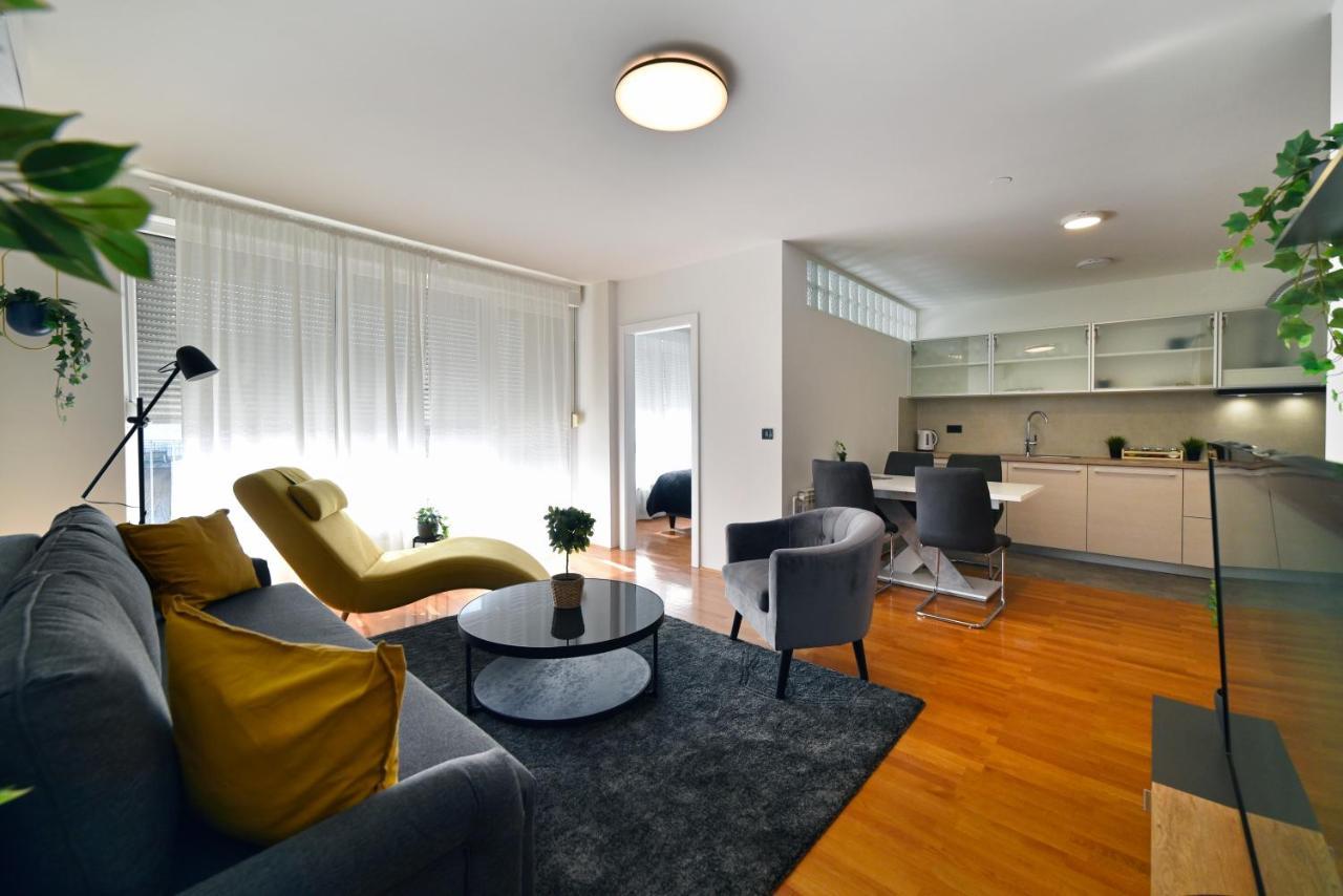 Lavir Apartment With Parking Zagreb Bagian luar foto