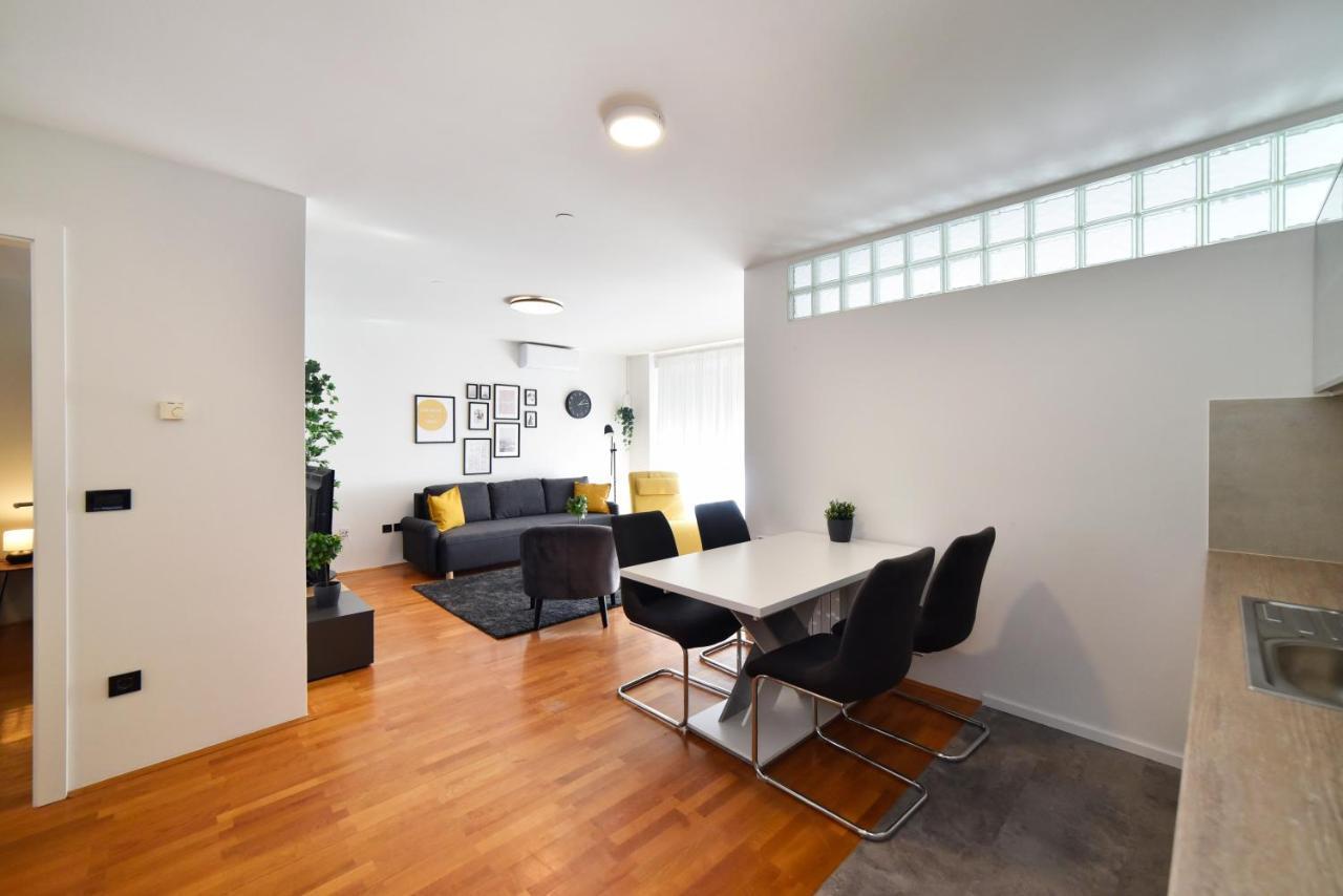 Lavir Apartment With Parking Zagreb Bagian luar foto