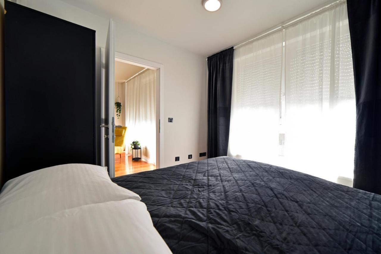Lavir Apartment With Parking Zagreb Bagian luar foto
