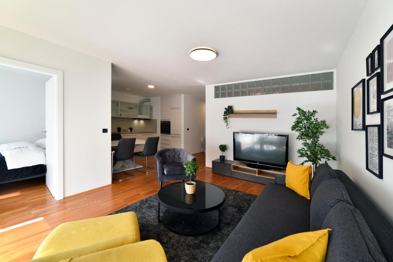 Lavir Apartment With Parking Zagreb Bagian luar foto