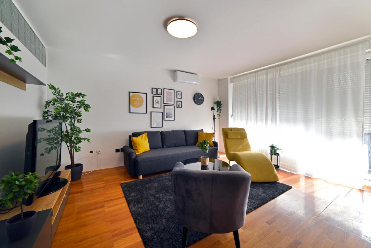 Lavir Apartment With Parking Zagreb Bagian luar foto