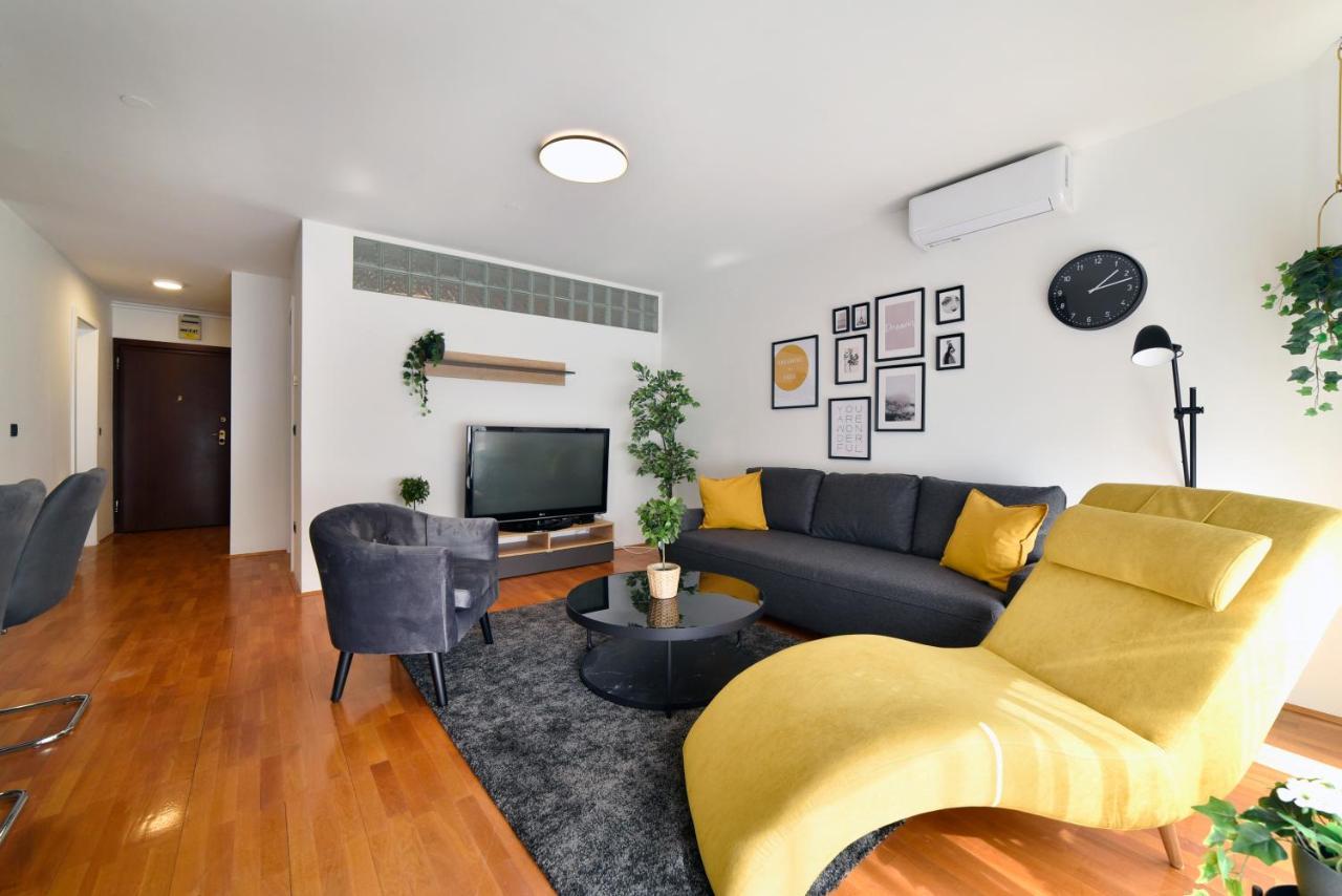 Lavir Apartment With Parking Zagreb Bagian luar foto