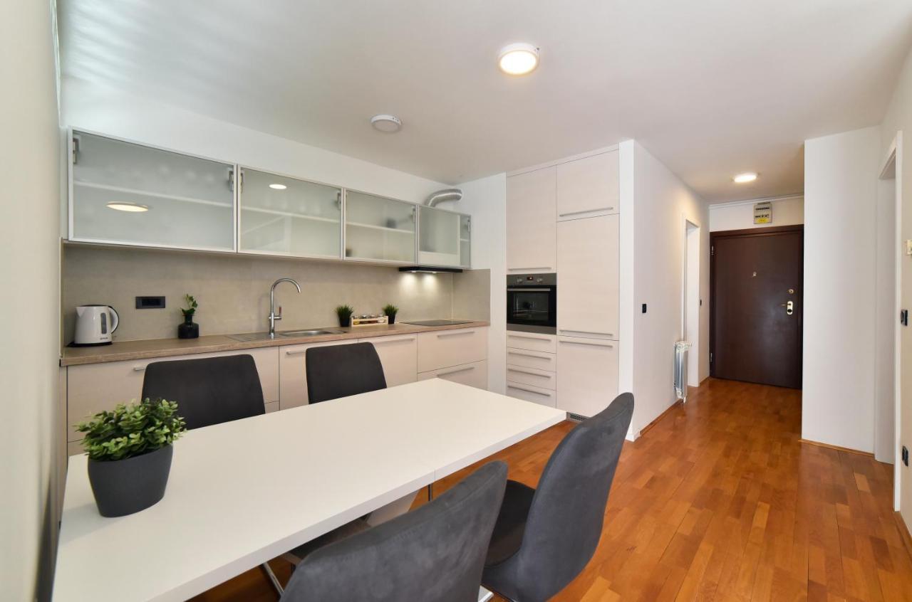 Lavir Apartment With Parking Zagreb Bagian luar foto