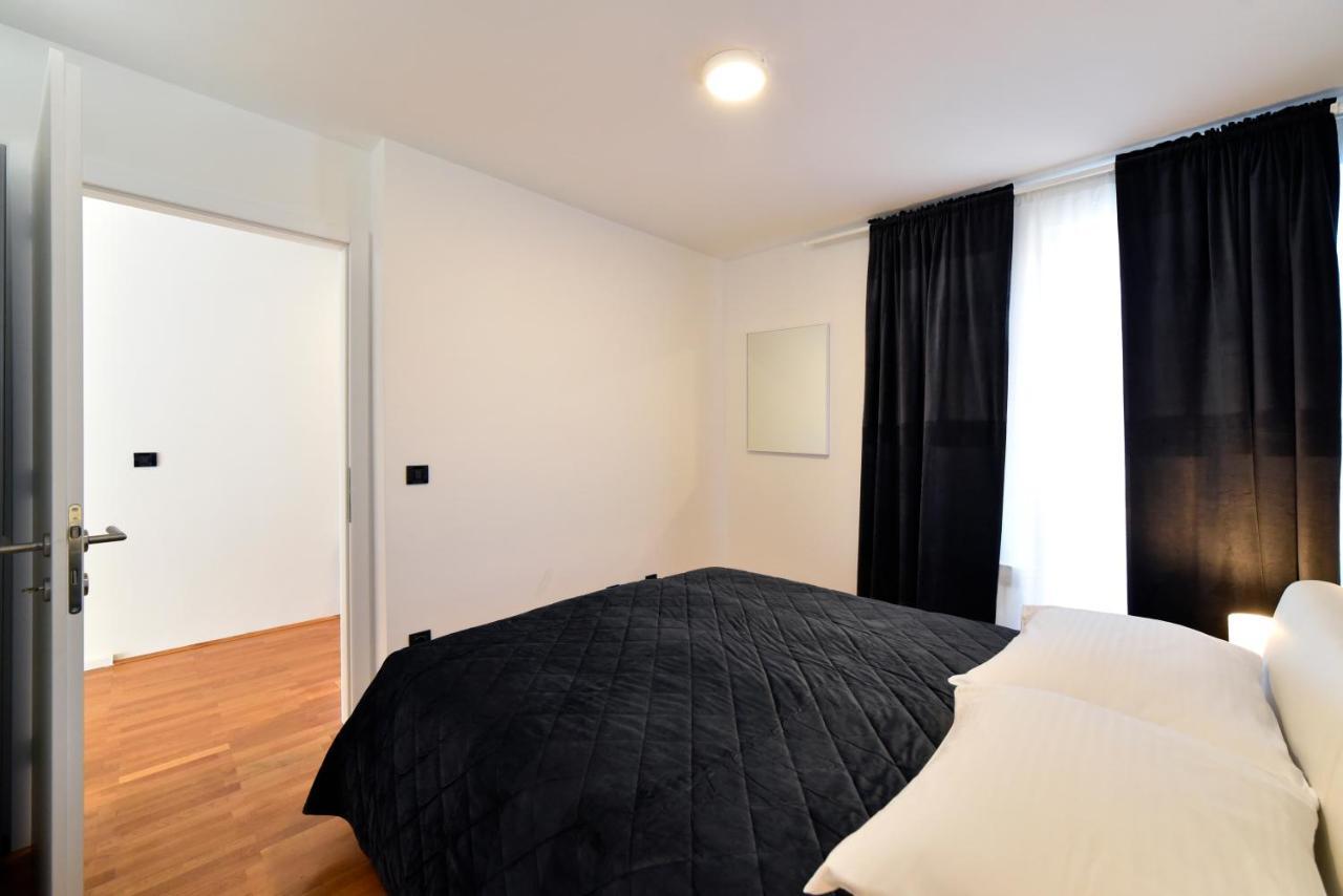 Lavir Apartment With Parking Zagreb Bagian luar foto