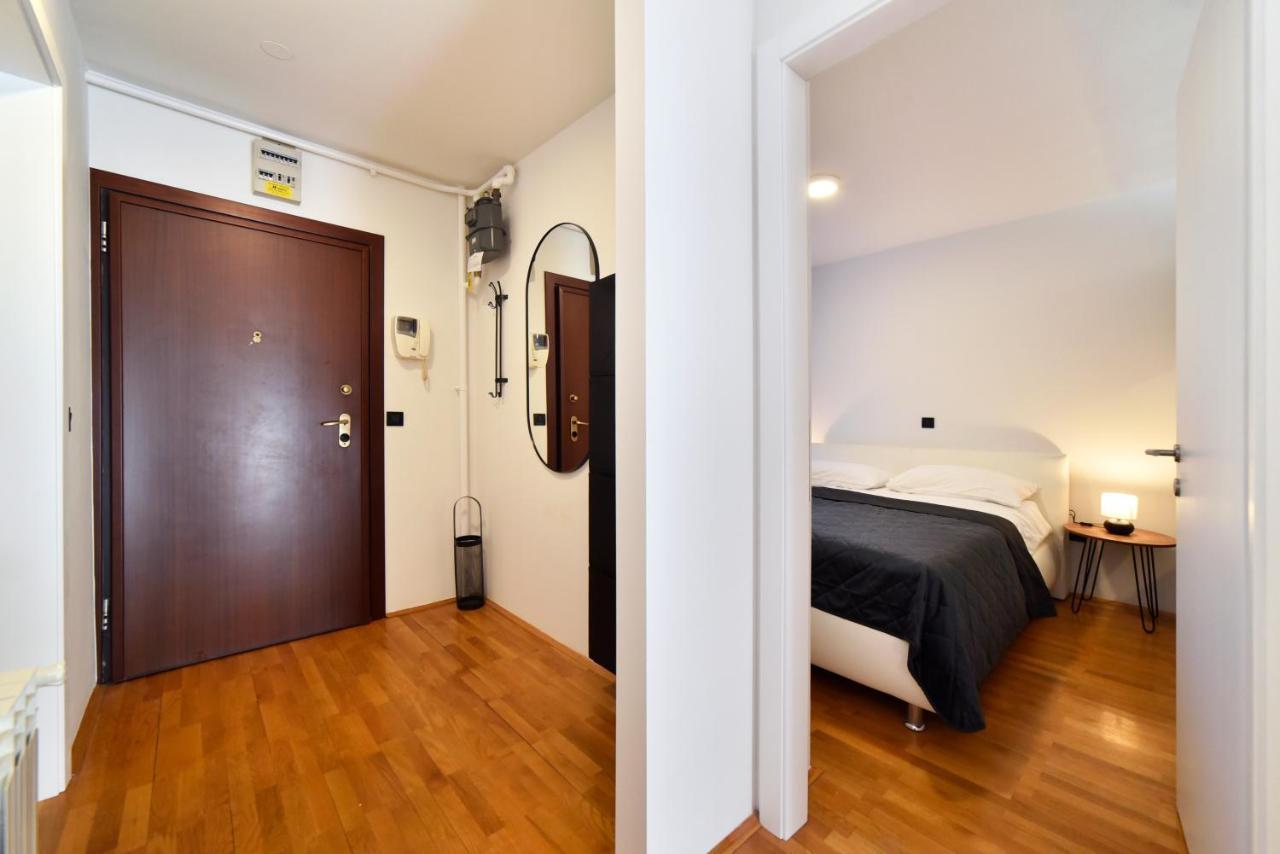 Lavir Apartment With Parking Zagreb Bagian luar foto