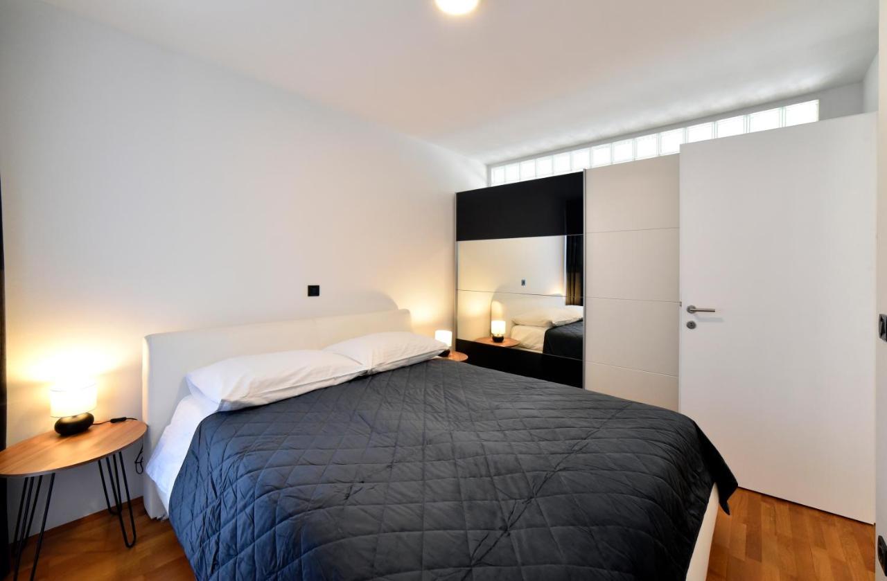 Lavir Apartment With Parking Zagreb Bagian luar foto