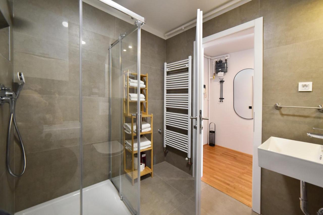 Lavir Apartment With Parking Zagreb Bagian luar foto