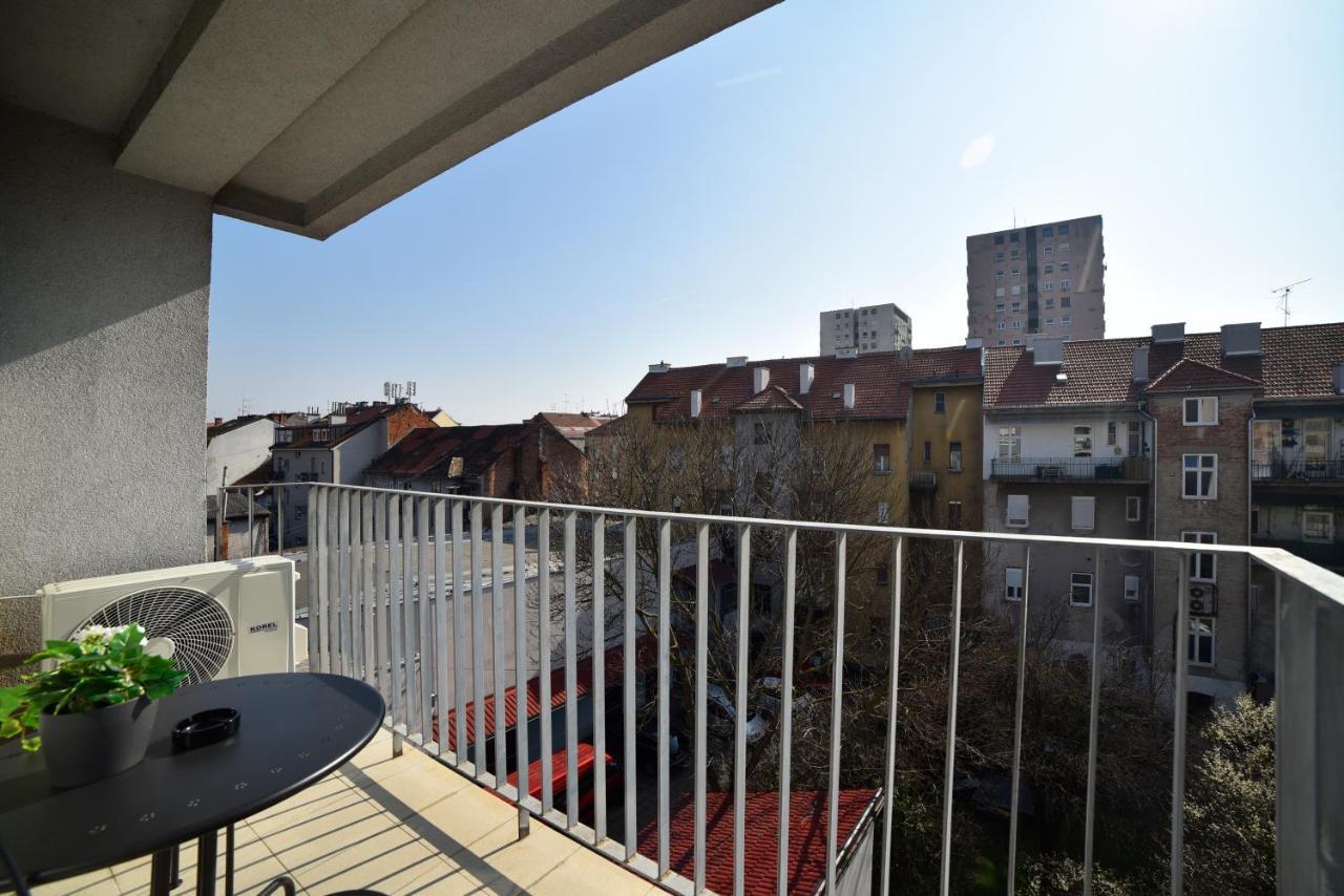 Lavir Apartment With Parking Zagreb Bagian luar foto