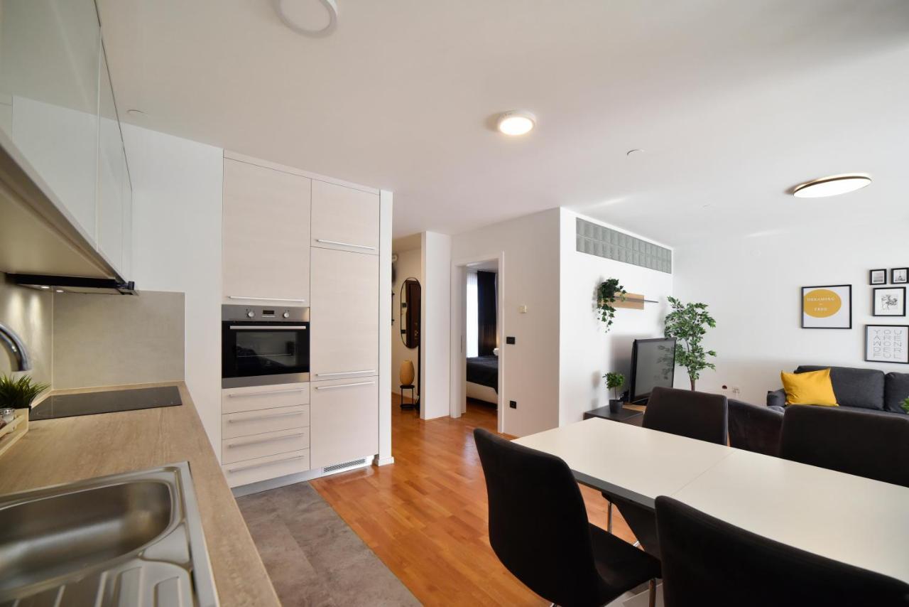 Lavir Apartment With Parking Zagreb Bagian luar foto