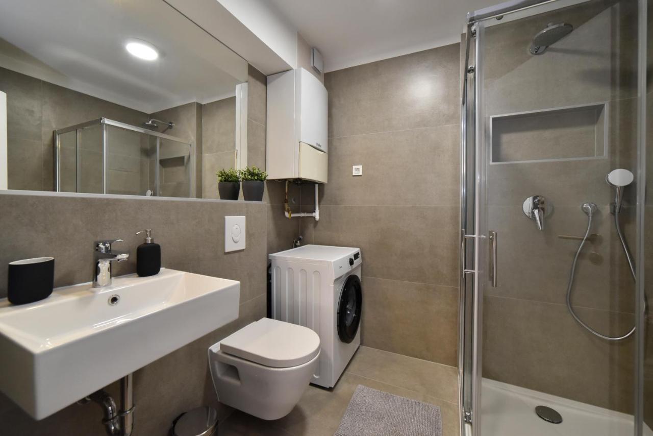 Lavir Apartment With Parking Zagreb Bagian luar foto