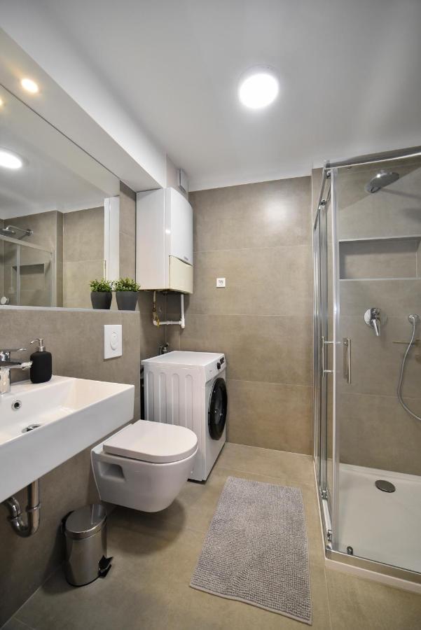 Lavir Apartment With Parking Zagreb Bagian luar foto